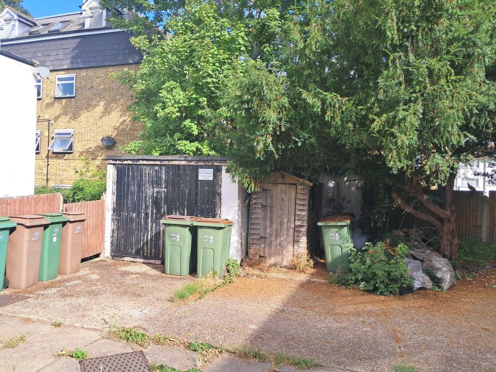 Lot: 19 - FREEHOLD GROUND RENTS WITH VACANT FLAT AND GARAGE - Garage and store with flat 1
